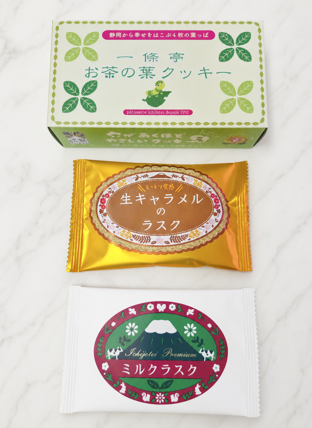 一條亭の詰め合わせセットの中の各商品（お茶の葉クッキー、ミルクラスク、生キャラメルのラスク）